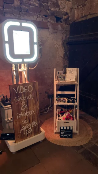 Das war sie, meine letzte Hochzeit für 2025.

Die Little Bandita stand am Freitag im Forsthaus Neuhaus bei der Hochzeit von Chiara und Ben.
Ich durfte sie bei der Trauung und beim Empfang begleiten.

Eine wunderschöne Location.
Liebevolle Deko.
Eine tolle Trauung in entspannter Stimmung.

Manche Tage brauchen keine großen Worte.
Sie fühlen sich einfach gut an.

Liebe Chiara, lieber Ben,
ich wünsche euch von Herzen alles Liebe für eure gemeinsame Zukunft.
Weddingcrew:
Location: @heiraten_im_forsthausneuhaus 
@lenaforwedding 
Deko: @detailverliebt_saar 
DJ: @hochklangdj 
Freie Trauung: @traufrollein 
@stretchzelt_saar 
@wittevent