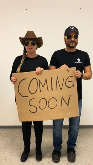 Das war meine erste Saison mit der Little Bandita.

Ich bin dankbar für jedes Vertrauen.
Für jede Buchung.
Auch für die, die da waren, bevor die Bandita überhaupt fertig gebaut war.

Danke an alle Paare, die mich Teil ihres Tages sein ließen.
Danke an alle Dienstleister, die mich offen aufgenommen haben.
Auf Hochzeiten.
Bei Style-Shoots.
Auf Messen.
Beim Wedding Table.

Es waren so viele Begegnungen, Gespräche und schöne Momente.
Ein Start, den ich mir nicht besser hätte wünschen können.

Danke für diese erste Saison.