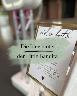 Alles begann mit einer einzigen Frage.

Im Sommer 2024 hat mein Mann mir etwas gefragt, das mich bis heute beschäftigt:

„Was würdest du dafür geben, von deinen Großeltern nicht nur eine Karte zu haben – sondern ein Video, in dem sie dir etwas sagen?“

Allein bei der Vorstellung hatte ich Tränen in den Augen.
Und genau in diesem Moment war klar: Wir wollen ein Gästebuch schaffen, das mehr kann als Papier.

Also haben wir angefangen zu tüfteln.
Konstruieren, bestellen, testen, wieder ändern – bis alles genau so war, wie wir es uns vorgestellt haben.

Uns war wichtig, dass es sich einfach und natürlich anfühlt.
Hörer abnehmen.
Ein paar Worte sagen.
Wieder auflegen.

Und genau so entstehen Erinnerungen, die man sich Jahre später immer wieder gern anschaut.

Der Name war dann schnell klar.
Mein Mann ist der @derfotobandit – also wurde das Videogästebuch seine kleine Schwester: die Little Bandita.

Seit April 2025 ist sie auf Hochzeiten, Geburtstagen und Events im Einsatz.
Und jedes Mal entstehen dabei Erinnerungen, die unbezahlbar sind.

Manchmal lustig.
Manchmal emotional.
Aber immer echt.

👉 Was würdest du lieber haben: eine Karte oder eine Videobotschaft?

⸻

#littlebandita #videogästebuch #hochzeitsidee #hochzeit2025 #hochzeitsinspiration weddinginspo fotoboxalternative saarlandhochzeit eventideen hochzeitsplanung hochzeitsgästebuch weddingmemories eventdienstleister boomerangvideo