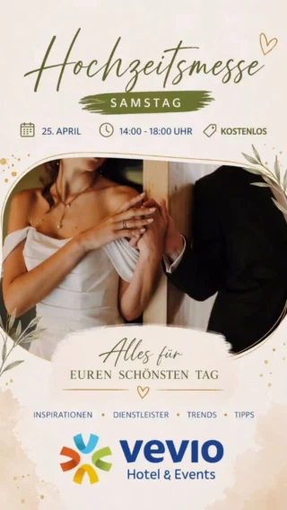 Am 25.04. sind wir bei der Hochzeitsmesse bei Vevio Hotel & Events am Start.

Wenn du gerade planst, komm vorbei. Du triffst viele Dienstleister persönlich und kannst direkt Fragen stellen. Kein Rumgoogeln. Kein Rätselraten.

Das erwartet dich:
• echte Gespräche statt Verkaufsfloskeln
• Ideen für Deko, Musik, Fotos und mehr
• Einblick in aktuelle Trends
• alles an einem Ort, ohne Stress

14:00 bis 18:00 Uhr
Eintritt ist kostenlos

Danach gibt es ein Probeessen. Dafür meldest du dich vorher an, wenn du willst.

Speicher dir den Termin und komm vorbei.
Wir freuen uns auf euch.

@vevio.events 
@some_sella_arts 
@dieeventcrasher 
@dekospaniol 
@anna_e_lamore 
@augenblicke__styling 
@derfotobandit 

Mir liegen leider nicht alle Aussteller vor… Bitte gerne melden 🥰☺️