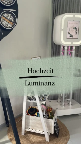 Am vergangenen Donnerstsg durfte die Little Bandita auf der Hochzeit von Gina und Kevin in der Luminanz in Saarbrücken dabei sein.

Traumwetter, eine richtig schön geschmückte Location und ein Brautpaar, das man sofort ins Herz schließt.

Die Bandita stand mittendrin und wurde den ganzen Abend über viel genutzt. Die Gäste hatten richtig Spaß, egal ob Fotos, Videos oder Boomerangs.

Liebe Gina, lieber Kevin, ich wünsche euch von Herzen alles Liebe für eure gemeinsame Zukunft und wundervolle Flitterwochen 🥰

Wenn du auch so Erinnerungen von deinem Event willst, schreib mir gern.
@little_bandita_

Sängerin: @some_sella_arts 
Location: Luminanz