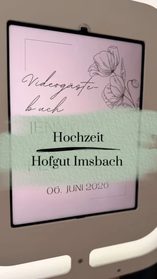 Jenny & Flo. 🤍

Am Wochenende durfte die Little Bandita die Hochzeit von Jenny und Flo im Hofgut Imsbach begleiten.

Die Bandita wurde den ganzen Abend über fleißig genutzt und es sind so viele schöne Videos entstanden. Lustige Nachrichten, liebe Worte und Erinnerungen, die man sich auch Jahre später noch gerne anschaut.

Der USB-Stick mit euren Aufnahmen ist bereits auf dem Weg zu euch. 😊

Danke, dass die Little Bandita Teil eures großen Tages sein durfte. Ich wünsche euch von Herzen alles Liebe für eure gemeinsame Zukunft.

Du planst eine Hochzeit im Saarland und suchst nach einem Videogästebuch mit Foto- und Boomerangfunktion? Dann schreib mir gerne eine Nachricht.

Location: @hofgut.imsbach.lapointe 
Deko: @_.justhans._ @dekospaniol 
Traurednerin: @wortmalerei__ 
Make-up: @miriamregitz 
Fotografin: @sim_onephotography 
DJ: Tim Dörner

#hochzeitimsaarland #hofgutimsbach #videogästebuch #hochzeitsaarland #digitalefotobox boomerang hochzeitsinspiration littlebandita