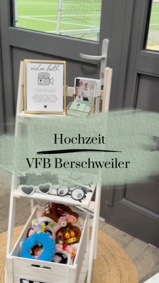 Am Wochenende war die Little Bandita auf der Hochzeit von Simone und Marc in Berschweiler dabei.

Die Bandita wurde den ganzen Abend fleißig genutzt und es sind viele schöne Erinnerungen in Form von Fotos und Boomerangs entstanden.

Liebe Simone, lieber Marc, danke, dass die Little Bandita Teil eures Tages sein durfte. Ich wünsche euch von Herzen alles Liebe für eure gemeinsame Zukunft.

Du planst eine Hochzeit im Saarland und suchst nach einem Videogästebuch oder einer digitalen Fotobox? Dann melde dich gern bei mir.

#hochzeitimsaarland #hochzeitsaarland #videogästebuch #digitalefotobox #boomerang hochzeitsfeier littlebandita