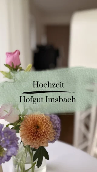 Lisa & Laura. ❤️

Am vergangenen Wochenende durfte die Little Bandita die Hochzeit von Lisa und Laura auf dem Hofgut Imsbach in Tholey begleiten.

Eine wunderschöne Location, tolles Wetter und viele Gäste, die den Tag gemeinsam gefeiert haben. Die Bandita wurde fleißig genutzt und es sind viele Fotos, Boomerangs und Erinnerungen entstanden.

Besonders schön war die freie Trauung, begleitet von der lieben Jessica @seelenmatch, die für viele emotionale Momente gesorgt hat.

Genau dafür liebe ich das Videogästebuch. Es hält die kleinen und großen Momente fest, die einen Hochzeitstag so besonders machen.

Liebe Lisa, liebe Laura, danke, dass die Little Bandita Teil eures Tages sein durfte. Ich wünsche euch von Herzen alles Liebe für eure gemeinsame Zukunft.
@lisamarie.gruen @laura._.grn 

Du planst deine Hochzeit im Saarland und Umgebung und suchst nach einem Videogästebuch, einer digitalen Fotobox oder einer besonderen Erinnerung für deine Gäste? Dann schreib mir gerne eine Nachricht.

Location: @hofgut.imsbach.lapointe 
Traurednerin: @seelenmatch 

#hochzeitsaarland #hochzeitimsaarland #videogästebuch #hochzeitslocation #hofgutimsbach freietrauung hochzeitsinspiration brautpaar hochzeitsplanung littlebandita

: