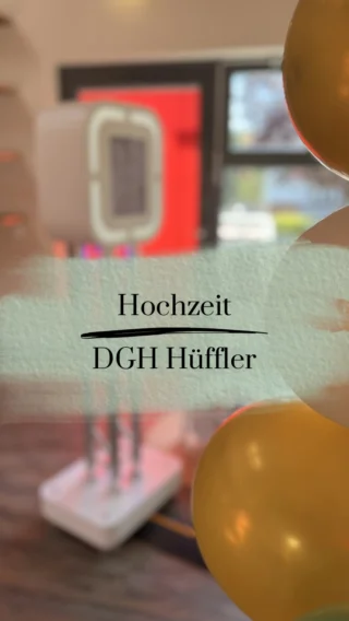 Manchmal braucht es gar nicht viel, um eine richtig schöne Erinnerungsecke zu schaffen.

Richard und Rebecca @becky110301 haben ihre Hochzeit am vergangenen Wochenende im Dorfgemeindehaus in Hüffler gefeiert und für die Little Bandita einen tollen Hintergrund mit Luftballons selbst gestaltet. So sind viele schöne Fotos, Boomerangs und persönliche Erinnerungen entstanden.

Vielen Dank, dass die Little Bandita Teil eures Tages sein durfte. Ich wünsche euch von Herzen alles Liebe für eure gemeinsame Zukunft.

Du planst deine Hochzeit und möchtest deinen Gästen eine Erinnerung schenken, die über klassische Fotos hinausgeht? Dann melde dich gerne bei mir.

Fotografin: @lisafee_fotografie 

#hochzeitimsaarland #hochzeitsaarland #videogästebuch #digitalefotobox #boomerang hochzeitsinspiration littlebandita