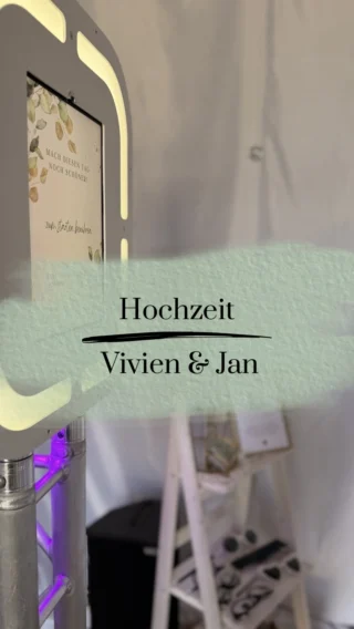 Es gibt Feiern, bei denen man schon beim Abbau weiß, dass richtig viele schöne Erinnerungen entstanden sind.

Genau so war es bei der Hochzeit von Vivien und Jan.

Die Little Bandita war den ganzen Abend im Dauereinsatz. Es sind unglaublich viele lustige Videos, jede Menge Gelächter und persönliche Nachrichten entstanden. Genau diese Aufnahmen machen ein Videogästebuch so besonders.

Liebe Vivien, lieber Jan, danke, dass die Little Bandita Teil eurer Hochzeit sein durfte. Ich wünsche euch von Herzen alles Liebe für eure gemeinsame Zukunft.

Du möchtest später nicht nur Fotos anschauen, sondern auch die Stimmen, das Lachen und die Emotionen eures Tages noch einmal erleben? Dann melde dich gerne bei mir.

#hochzeitimsaarland #hochzeitsaarland #videogästebuch #digitalefotobox #hochzeitsideen boomerang littlebandita