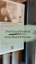 Feelgood Festival 🤍 Premiere mit Mega-Stimmung

Letzten Freitag waren wir mit unserer Bandita beim allerersten Feelgood Festival dabei – und was für eine Premiere das war! Mega Energie, mega Vibes, von Anfang bis Ende einfach nur gute Stimmung.

An unserem Spot konnten die Besucher eine Nachricht an ihr zukünftiges Ich aufnehmen oder einfach ein schönes Erinnerungsfoto machen – tolle Momente, die da entstanden sind.

Dazu tolle Vorträge, spannende Workshops und ganz viele Angebote zum Ausprobieren, jede Menge Netzwerk-Spots, an denen man richtig ins Gespräch gekommen ist. Genau der Rahmen, um neue Kontakte zu knüpfen und sich auszutauschen.

Ein riesiges Dankeschön an Anja, die dieses Festival ins Leben gerufen und so mega organisiert hat! Wir freuen uns schon aufs nächste Mal.

Ihr wollt auch, dass eure Gäste ihre Worte für euch festhalten? Meldet euch bei uns.

@feelgood.experience.festival 
@anja.hogan.coaching 
@vevio.events 
@gymlodge_eventlocation 
@dieeventerin