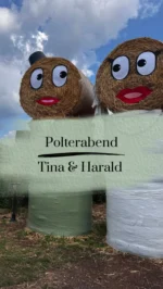 Tina & Harald 🤍 Polterabend

Anfang August ging’s für uns auf einen privaten Bauernhof in St. Arnual – Tina und Harald haben mit Familie und Freunden ordentlich gepoltert, und wir waren mit unserer Bandita mittendrin dabei.

Zwischen Scherben, guter Laune und jeder Menge Lachen sind wieder wunderschöne Erinnerungen entstanden. Genau diese ungezwungenen, herzlichen Feiern lieben wir besonders.

Alles Liebe, Tina & Harald! 🥂

Ihr wollt auch, dass eure Gäste ihre Worte für euch festhalten? Meldet euch bei uns.