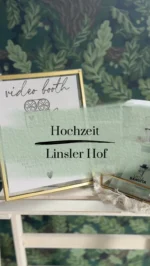 Jessica & Robert 🤍 Linsler Hof

Am 22.08. war eine ganz besondere Hochzeit für uns dabei: Jessica – liebe Kollegin, @seelenmatch und einfach ein Herzensmensch – hat ihrem Robert auf dem Linsler Hof das Ja-Wort gegeben.
Ein ganz besonderer Tag für uns, die beiden zu begleiten.

Und das Feedback danach hat uns richtig glücklich gemacht: Jessica und Robert haben erzählt, dass an der Bandita so viel gelacht wurde, wie viele schöne Erinnerungen dabei entstanden sind und dass sie eins der Highlights ihrer Hochzeit war. Genau für solche Momente machen wir das.

Wedding Crew:
@xsamshotsx @vi.weddings @dekoration_eventgestaltung @dreierpasch @anna_klesen @giulia_capizzi_sacred_skin_ @flowzy____ @bernartsmusic @boldybald @boldybald.production @linslerhof @wortmalerei__ 

Alles Liebe, Jessica & Robert! @_jessihind @robert__hind 

Ihr wollt auch, dass eure Gäste ihre Worte für euch festhalten? Meldet euch bei uns.